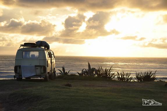 Kombi de viajantes instalada estrategicamente em falésia na Punta del Diablo, no litoral do Uruguai. Todos os dias, acordam com esse espetáculo!